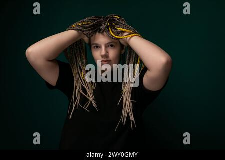 Frau Mit Dreadlocks, Die Ihr Haar Bedecken Stockfoto