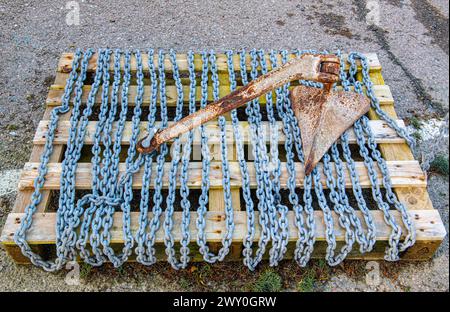 Die Ankerkette der Yachten ist im Rahmen der Winterwartung auf einer Holzpalette aus dem Schließfach herausgerollt, wodurch „weißer Rost“ reduziert und Zink verbraucht wird! Stockfoto