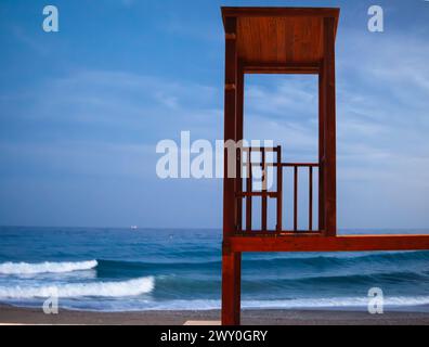 Hölzerner Rettungsschwimmerturm am Strand in Spanien Stockfoto