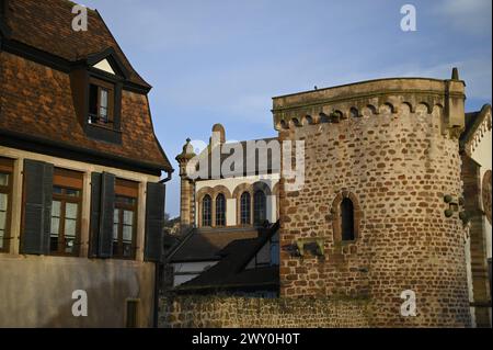 Landschaft mit malerischem Blick auf die jüdische Synagoge im romanischen Stil im Inneren der Stadtmauer Maréchal Foch in Obernai, Elsass Frankreich. Stockfoto