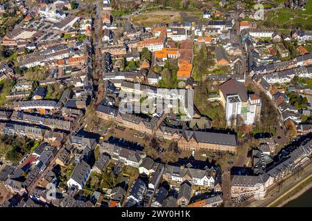 Luftbild, Innenstadt Ortsansicht und Rathaus Stadtverwaltung, Baustelle Renovierung an der Kath. Kirche St. Mariä Himmelfahrt, Marktplatz Rees Fußgängerzone mit Schriftzug REES in bunten Großbuchstaben auf dem Platz, historische Marktplatzpumpe, Rees, Nordrhein-Westfalen, Deutschland ACHTUNGxMINDESTHONORARx60xEURO *** Luftansicht, Stadtmittensicht und Rathaus Stadtverwaltung, Baustellenrenovierung an der katholischen Kirche St. Mariä Himmelfahrt, Market Place Rees Fußgängerzone mit der Beschriftung REES in bunten Großbuchstaben auf dem Platz, historische Market Place Pump, Rees, Nordrhein Stockfoto