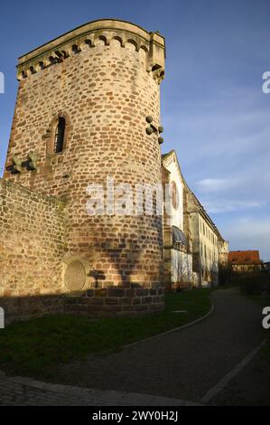 Landschaft mit malerischem Blick auf die jüdische Synagoge im romanischen Stil im Inneren der Stadtmauer Maréchal Foch in Obernai, Elsass Frankreich. Stockfoto