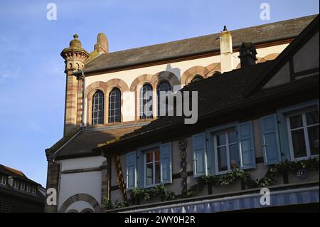 Landschaft mit malerischem Blick auf die jüdische Synagoge im romanischen Stil im Inneren der Stadtmauer Maréchal Foch in Obernai, Elsass Frankreich. Stockfoto