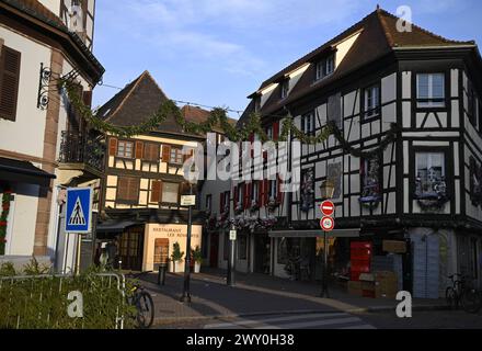 Festliche Weihnachtsdekoration am malerischen Place du Marché in Obernai, Frankreich. Stockfoto