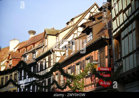Festliche Weihnachtsdekoration am malerischen Place du Marché in Obernai, Frankreich. Stockfoto