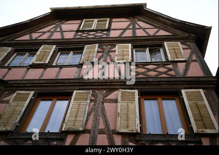 Landschaft mit malerischem Fassadenblick auf ein typisch elsässisches Fachwerkhaus in der malerischen Stadt Obernai im Elsass, Frankreich. Stockfoto