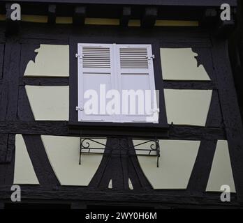 Typisches elsässisches Fachwerkhaus mit antiken Fenstern mit Holzläden in Obernai, Elsass Frankreich. Stockfoto