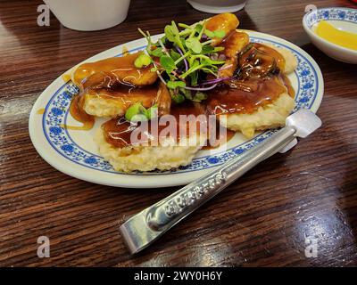 Guobaorou, auch bekannt als süßes und saures Schweinefleisch, ein beliebtes chinesisches Gericht. Knusprige, frittierte Schweinestücke, die in einer würzig-süßen Sauce überzogen sind. Stockfoto