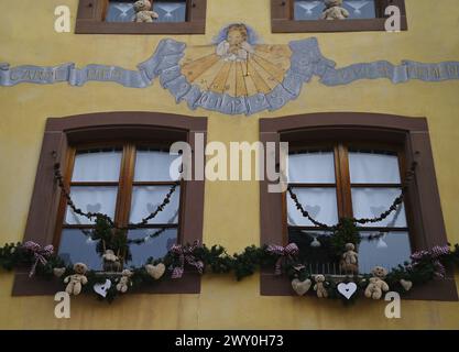 Festliche Weihnachtsdekoration am malerischen Place du Marché in Obernai, Frankreich. Stockfoto