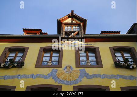 Festliche Weihnachtsdekoration am malerischen Place du Marché in Obernai, Frankreich. Stockfoto