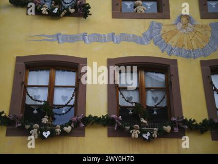 Festliche Weihnachtsdekoration am malerischen Place du Marché in Obernai, Frankreich. Stockfoto