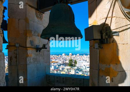 Glockenturm der Catedral de la Santa Cruz in Cadiz, Spanien. Blick aus der Luft auf die Stadt vom Glockenturm Stockfoto