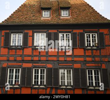 Landschaft mit malerischem Fassadenblick auf ein typisch elsässisches Fachwerkhaus in der malerischen Stadt Obernai im Elsass, Frankreich. Stockfoto