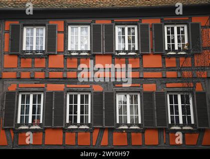 Landschaft mit malerischem Fassadenblick auf ein typisch elsässisches Fachwerkhaus in der malerischen Stadt Obernai im Elsass, Frankreich. Stockfoto