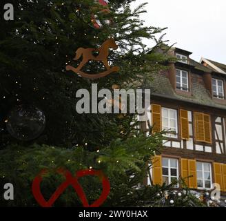Festliche Weihnachtsdekoration am malerischen Place du Marché in Obernai, Frankreich. Stockfoto