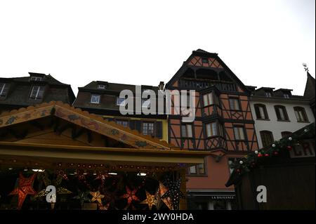 Festliche Weihnachtsdekoration am malerischen Place du Marché in Obernai, Frankreich. Stockfoto