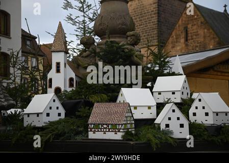 Festliche Weihnachtsdekoration am malerischen Place du Marché in Obernai, Frankreich. Stockfoto