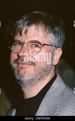 Christopher Durang ist verstorben. Christopher Durang nimmt am 5. April 2001 an der Eröffnungsnacht von Follies im Belasco Theatre in New York Teil. Foto: Henry McGee/MediaPunch Stockfoto