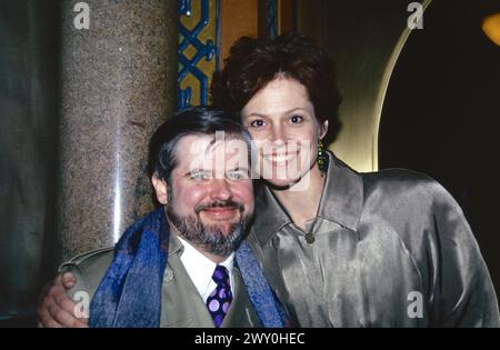 Christopher Durang ist verstorben. Christopher Durang und Sigourney Weaver nach einer Aufführung von Putting IT Together im Manhattan Theatre Club in New York City im April 1993. Foto: Henry McGee/MediaPunch Stockfoto