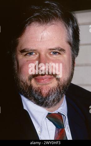 Christopher Durang ist verstorben. Christopher Durang in New York City, ca. Anfang der 1990er Jahre Foto: Henry McGee/MediaPunch Stockfoto