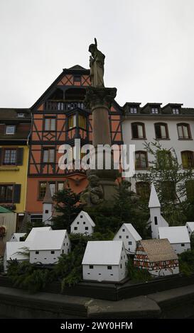 Festliche Weihnachtsdekoration am malerischen Place du Marché in Obernai, Frankreich. Stockfoto