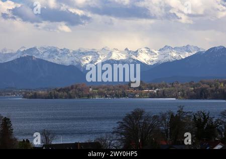 Tutzing, Bayern, Deutschland 02. April 2024: Ein Frühlingstag in Tutzing Landkreis Starnberg. Hier der Blick über den Starnberger See auf die Ortschaft Bernried, dem Jochberg li. Karwendel mitte und Herzogstand Re. Alpenkette, Panorama, Ausblick Frühlingsbild *** Tutzing, Bayern, Deutschland 02 April 2024 Ein Frühlingstag im Tutzinger Stadtteil Starnberg hier der Blick über den Starnberger See zum Dorf Bernried, dem Jochberg links Karwendel Mitte und Herzogstand rechts Alpenkette, Panorama, Blick Frühlingsbild Stockfoto