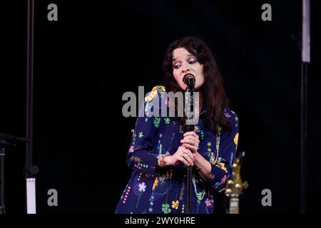 Paris, Frankreich. April 2024. Maureen tritt auf der Bühne des Bobino Theaters für die Party der 80er-90er-Jahre am 2. April 2024 in Paris auf. Konzert der CitéStars Association zugunsten benachteiligter, misshandelter und/oder behinderter Kinder. Quelle: Bernard Menigault/Alamy Live News Stockfoto