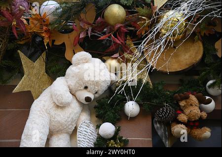 Festliche Weihnachtsdekoration am malerischen Place du Marché in Obernai, Frankreich. Stockfoto