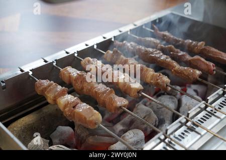 Lammspieße über Holzkohle grillen Stockfoto