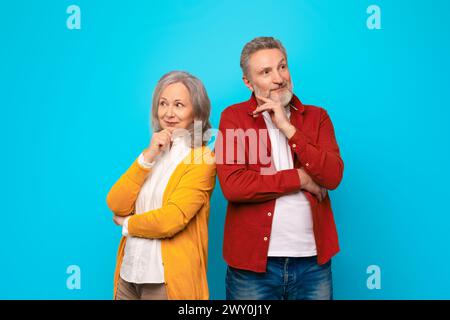 Reifes weißes grauhaariges Paar, das tief in Gedanken steht, Studio Stockfoto