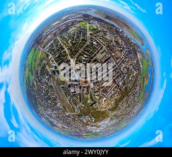 Luftbild, Wohngebiet Ortsansicht Wesel-Mitte, City Innenstadt mit Berliner Tor Platz und Hbf Bahnhof mit Ausbau der Betuweroute und Betuwe-Linie Eisenbahnstrecke, Erdkugel, Fisheye Aufnahme, Fischaugen Aufnahme, 360 Grad Aufnahme, winzige Welt, kleiner Planet, Fischaugenbild, Wesel, Nordrhein-Westfalen, Deutschland ACHTUNGxMINDESTHONORARx60xEURO *** Luftaufnahme, Wohngebiet Wesel Mitte, Innenstadt mit Berliner Tor Platz und Hauptbahnhof mit Verlängerung der Betuweroute- und Betuwe-Linie, Erdkugel, Fischaugenbild, Fischaugenbild, 360°-Bild, winzige Welt, kleiner Planet, Fische Stockfoto