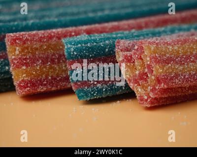 Bunte Stücke gummiartiger Bonbons mit Zuckerstreuseln Stockfoto