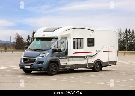 Adria Matrix Plus M 670 SP Wohnmobil auf öffentlichem Parkplatz. Salo, Finnland. 31. März 2024. Stockfoto