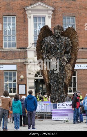 Taunton, Großbritannien. April 2024. Der Messer Angel ist eine 27 Fuß hohe Skulptur aus Messern, die von den nationalen Polizeikräften beschlagnahmt wurden. The Angel ist in Taunton als Teil einer nationalen Tour, die das Bewusstsein für Messerkriminalität weckt. Der von dem Bildhauer Alfie Bradley entworfene Engel zeigt die Notwendigkeit sozialer Veränderungen und dient als Gedenkstätte für die von Gewalt Betroffenen. Quelle: JMF News/Alamy Live News Stockfoto