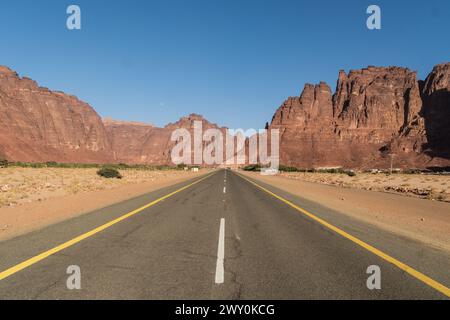 Die Straße nach Wadi Al Disah, einem berühmten atemberaubenden Canyon und einer Oase in der Nähe von Tabuk in Saudi-Arabien im Nahen Osten Stockfoto