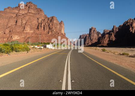 Die Straße nach Wadi Al Disah, einem berühmten atemberaubenden Canyon und einer Oase in der Nähe von Tabuk in Saudi-Arabien im Nahen Osten Stockfoto