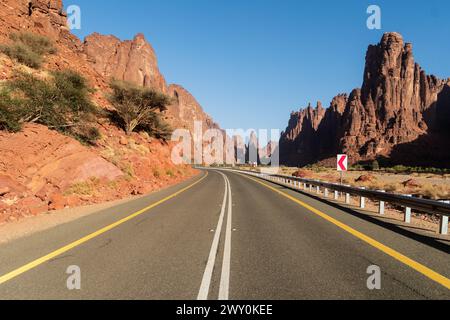 Die Straße nach Wadi Al Disah, einem berühmten atemberaubenden Canyon und einer Oase in der Nähe von Tabuk in Saudi-Arabien im Nahen Osten Stockfoto