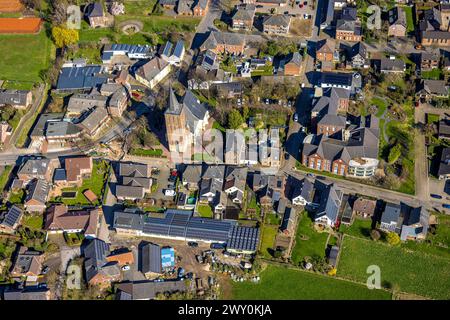 Luftbild, Kirche St. Quirinus, Altenpflegeheim St. Joseph Millingen gGmbH, Wohngebiet Kirchstraße, Millingen, Rees, Nordrhein-Westfalen, Deutschland ACHTUNGxMINDESTHONORARx60xEURO *** Luftansicht, St. Quirinus Kirche, St. Joseph Millingen gGmbH Pflegeheim, Wohngebiet Kirchstraße, Millingen, Rees, Nordrhein-Westfalen, Deutschland ATTENTIONxMINDESTHONORARx60xEURO Stockfoto