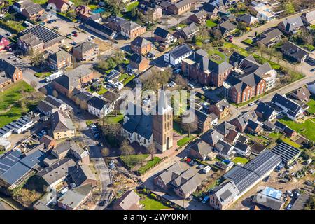 Luftbild, Kirche St. Quirinus, Altenpflegeheim St. Joseph Millingen gGmbH, Wohngebiet Kirchstraße, Millingen, Rees, Nordrhein-Westfalen, Deutschland ACHTUNGxMINDESTHONORARx60xEURO *** Luftansicht, St. Quirinus Kirche, St. Joseph Millingen gGmbH Pflegeheim, Wohngebiet Kirchstraße, Millingen, Rees, Nordrhein-Westfalen, Deutschland ATTENTIONxMINDESTHONORARx60xEURO Stockfoto