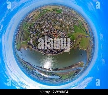 Luftbild, Wohngebiet Ortsansicht Rees am Fluss Rhein und Rheinaue, Rheinpromenade Rees mit Ausflugsschiff, Reeser Schanz Naturschutzgebiet, links die Rheinbrücke Rees-Kalkar, Erdkugel, Fisheye Aufnahme, Fischaugen Aufnahme, 360 Grad Aufnahme, winzige Welt, kleiner Planet, Fischaugenbild, Niedermörmter, Kalkar, Nordrhein-Westfalen, Deutschland ACHTUNGxMINDESTHONORARx60xEURO *** Luftaufnahme, Wohngebiet Rees am Rhein und Rheinaue, Rheinpromenade Rees mit Ausflugsboot, Naturpark Reeser Schanz, links Rheinbrücke Rees Kalkar, Erdkugel, Fischaugenbild, 360 Grad Stockfoto