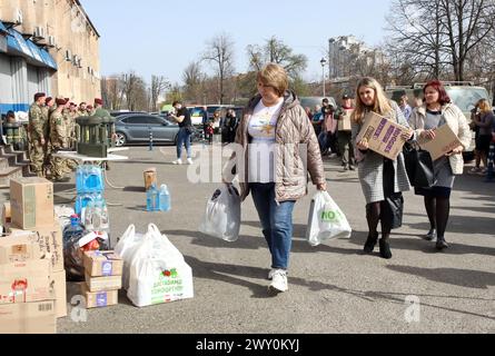 Nicht exklusiv: REGION KIEW, UKRAINE - 02. APRIL 2024 - Einwohner bringen Lebensmittel mit, die während der Veranstaltung zur SEC an das ukrainische Militär gespendet werden sollen Stockfoto