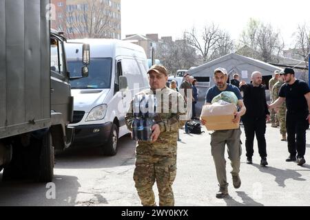 Nicht exklusiv: REGION KIEW, UKRAINE - 02. APRIL 2024 - Soldaten tragen die von den Bürgern gespendeten Lebensmittel während der Veranstaltung zur zweiten Befreiung Stockfoto