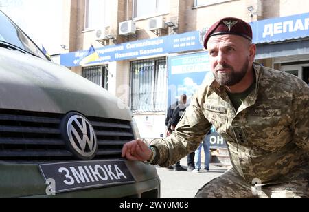 Nicht exklusiv: REGION KIEW, UKRAINE - 02. APRIL 2024 - ein Flugzeugbrigade-Kampfflugzeug mit dem Rufzeichen „Fizruk“ steht neben seinem Fahrzeug mit dem Schild „Z“ Stockfoto