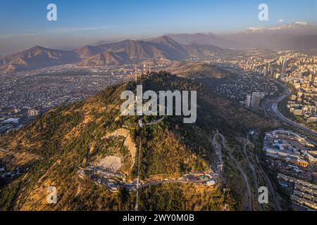 Wunderschöner Blick aus der Vogelperspektive auf den Hügel San Cristobal und die Stadt Santiago de Chile Stockfoto