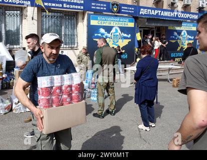 Nicht exklusiv: REGION KIEW, UKRAINE - 02. APRIL 2024 - Bürger bringen Vorräte mit, die während der Veranstaltung des ukrainischen Militärs gespendet werden Stockfoto