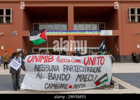 Mailand, Italien. April 2024. Presidio pro Palestina davanti all'Universit&#xe0; Bicocca durante il Senato Accademico - Cronaca - Milano, Italia - Mercoled&#xec;, 3. April 2024 (Foto Stefano Porta/LaPresse) Pro-Palestine-Demonstration vor der Bicocca-Universität während des Akademischen Senats - Nachrichten - Nachrichten - Milano, Italien - Mittwoch, 3. April 2024 (Foto Stefano Porta/LaPresse) Credit: LaPresse/Alamy Live News Stockfoto