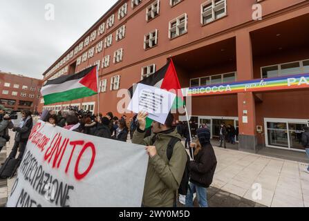 Mailand, Italien. April 2024. Presidio pro Palestina davanti all'Universit&#xe0; Bicocca durante il Senato Accademico - Cronaca - Milano, Italia - Mercoled&#xec;, 3. April 2024 (Foto Stefano Porta/LaPresse) Pro-Palestine-Demonstration vor der Bicocca-Universität während des Akademischen Senats - Nachrichten - Nachrichten - Milano, Italien - Mittwoch, 3. April 2024 (Foto Stefano Porta/LaPresse) Credit: LaPresse/Alamy Live News Stockfoto