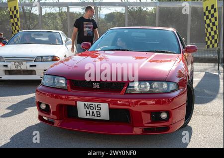 Vorderansicht eines roten Nissan Skyline GT-R33 der neunten Generation bei einem japanischen Sportwagen. Stockfoto