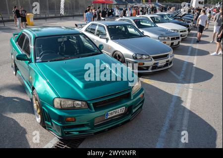 Nissan Skyline GT R34 – 10. Generation grün in einem japanischen Auto treffen Stockfoto