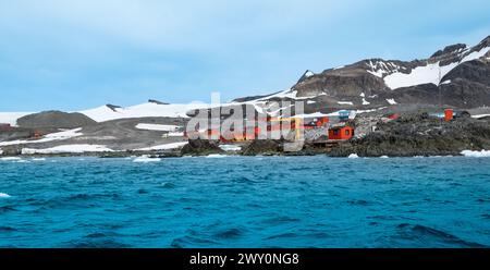 Hope Bay, Antarktis - 10. Januar 2024: Blick auf die Basis Esperanza, argentinische Forschungsstation in Hope Bay, Antarktische Halbinsel. Stockfoto